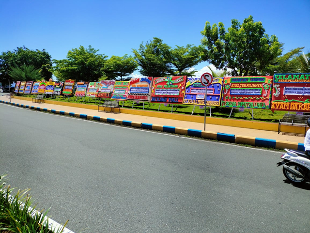 Papan bunga ucapan selamat yang tampak di depan ruang publik Landmark. Lokasi ini memang berhadapan langsung dengan kantor Wali Kota Ternate. Foto: Julfikar Sangaji/JMG