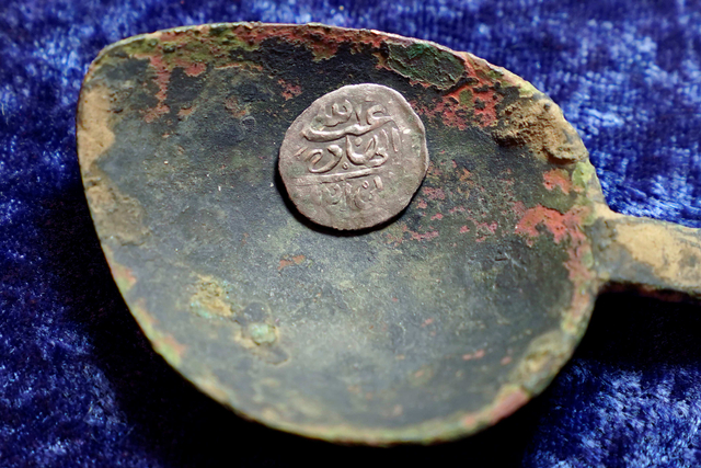 Koin perak Arab abad ke-17, yang ditemukan Bailey. Koin ini dicetak pada tahun 1693 di Yaman. Foto: Steven Senne/AP Photo