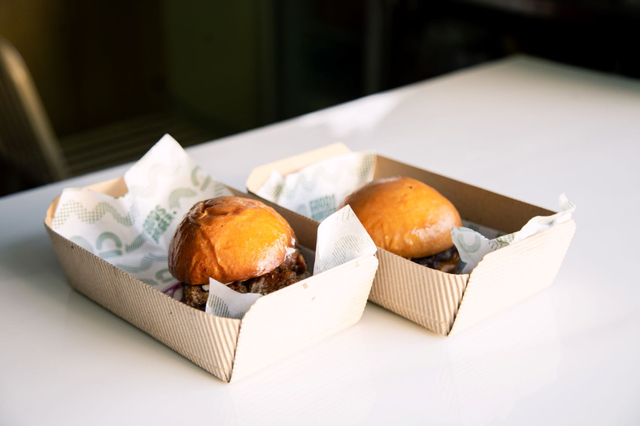 Mencoba Burger Empuk Isi Daging Sapi yang Dibubuhi Kopi, Gurih Sedikit Pahit! (614446)