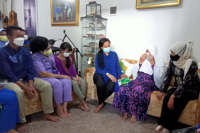 Istri Kolonel Harry Menangis di Pelukan Khofifah (67248)