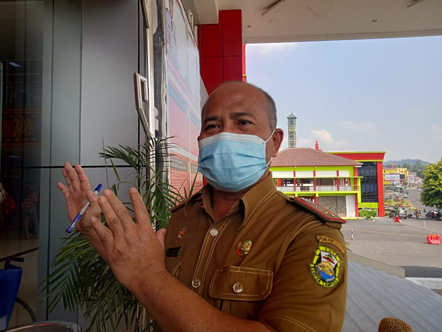 Kepala Disdukcapil Bandar Lampung A Zainuddin saat diwawancarai awak media, Senin (26/4) | Foto : Sidik Aryono/ Lampung Geh