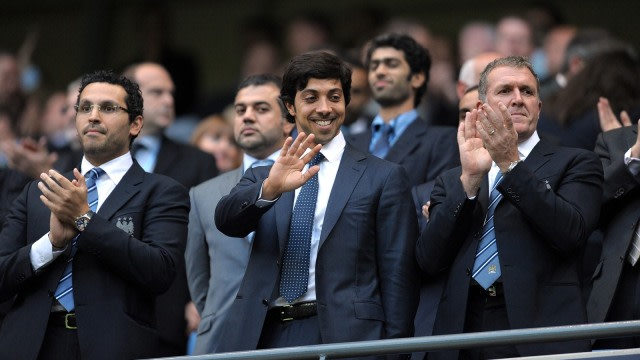 Bos Manchester City, Syekh Mansour (tengah), dalam sebuah pertandingan Premier League. (Foto: AFP/Andrew Yates)