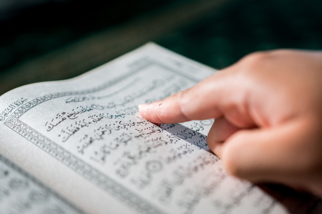 Ilustrasi membaca Al Quran. Foto: Shutterstock