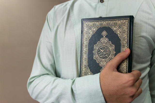 Alquran dan hadits termasuk sumber hukum Islam. Foto: Shutterstock