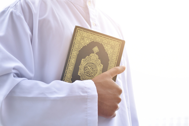 Ilustrasi mendekap Al Quran. Foto: Shutterstock