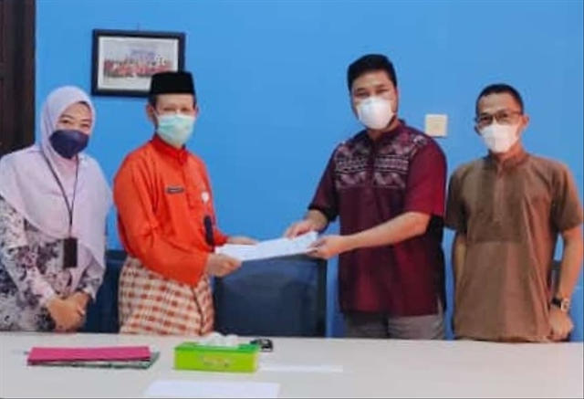 Kadinkes Lingga, Mulkan Azima menyerahkan SK kepada dokter bedah RSUD Encik Mariyam Lingga (Foto:ist)