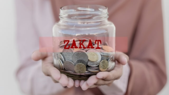 Ilustrasi membayar zakat fitrah. Foto: Shutterstock