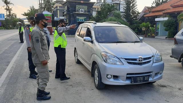Petugas saat lakukan penyekatan pemudik di Kecamatan Bancar, Kabupaten Tuban. (foto: Istimewa)