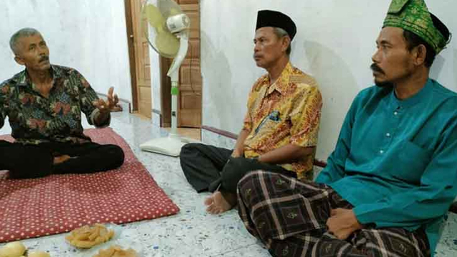 AYAH Alm Sertu Bah Yoto Eki Setiawan, Kris Handoko (kiri) saat didatangi tetangga sekitar yang tinggal di Kampung Jati Baru, Bungaraya, Kabupaten Siak, Riau. 