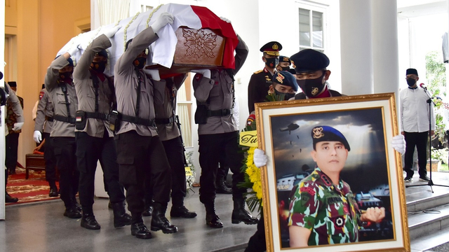 Proses pemakaman adik kandung Edy Rahmayadi, Kombes Pol Zulfikar Tarius di Taman Makam Pahlawan Kota Medan. Foto: Pemprov Sumatera Utara