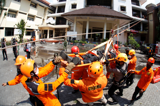 Petugas mengikuti simulasi bencana gempa saat Hari Kesiapsiagaan Bencana di Balai Kota Solo, Jawa Tengah, Senin (26/4).  Foto: Maulana Surya/ANTARA FOTO