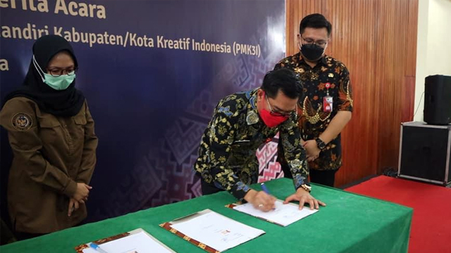 Bupati Minut Joune Ganda menandatangani berita acara hasil uji petik Penilaian Mandiri Kabupaten/Kota Kreatif Indonesia (PMK3I)