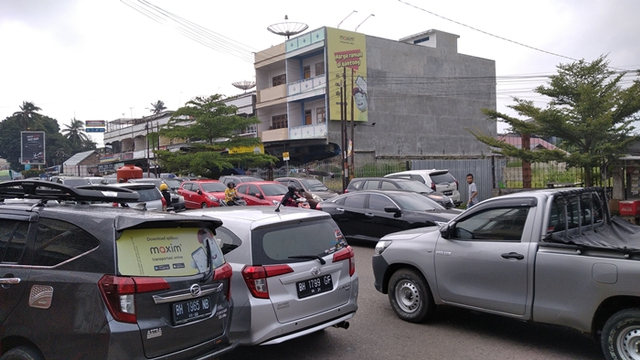 Mobil para sopir mitra Maxim tampak memadati bahu jalan, dekat dengan kantor Maxim Jambi. (Foto: M Sobar Alfahri/Jambikita.id)