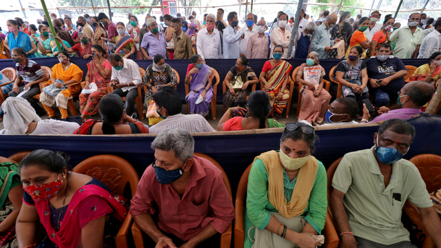 Ratusan warga Mumbai, India mengantre untuk mendapatkan vaksin COVID-19. Foto: Niharika Kulkarni/Reuters