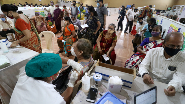 Ratusan warga Mumbai, India mengantre untuk mendapatkan vaksin COVID-19. Foto: Niharika Kulkarni/Reuters