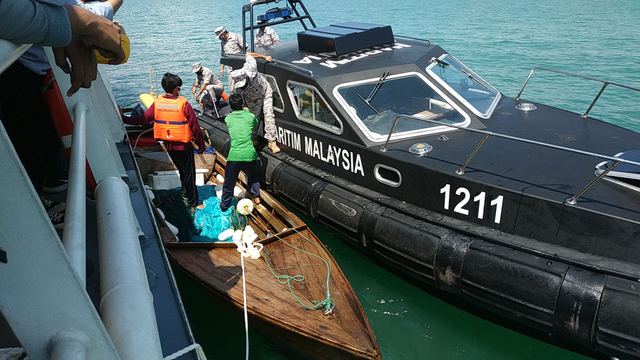 Badan Keamanan Laut (Bakamla) RI turun langsung menjemput dua nelayan Indonesia yang sempat ditahan otoritas Maritim Negara Malaysia, Senin (26/4). Foto: Zalfirega / kepripedia.com