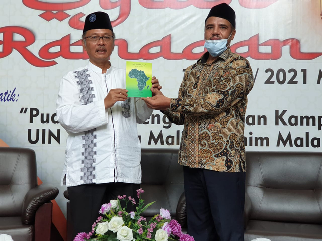 Rektor Universitas Islam Negeri Maulana Malik Ibrahim Malang Prof Abdul Haris menerima buku dari Dosen asing dari Libya. dok