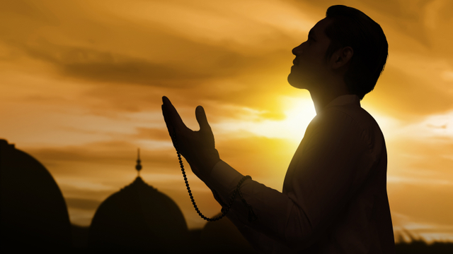 Ilustrasi beribadah di malam lailatul qadar. Foto: Shutter Stock