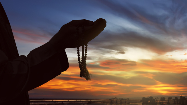 Ilustrasi beribadah di malam lailatul qadar. Foto: Shutter Stock