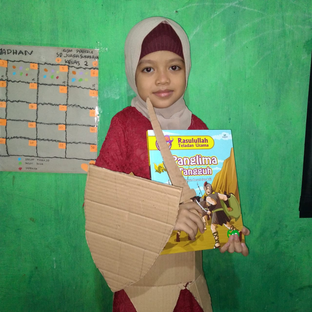 SD Juara Surabaya Rayakan Tantangan Foto Hari Buku Sedunia di Tengah Pandemi
