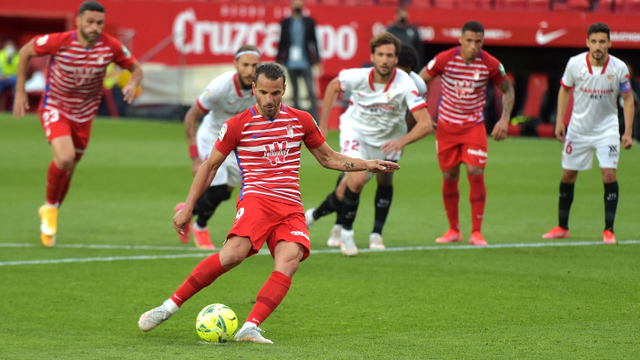 Pertandingan sepak bola Liga Spanyol antara Sevilla FC dan Granada FC di stadion Ramon Sanchez Pizjuan di Seville, Minggu (25/4). Foto: CRISTINA QUICLER/AFP