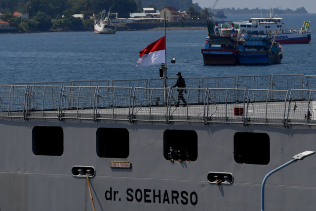 Pengibaran bendera setengah tiang di dek KRI dr Soeharso-990 ketika sandar di Pelabuhan Tanjung Wangi, Banyuwangi, Jawa Timur, Senin (25/4). Foto: Zabur Karuru/Antara Foto