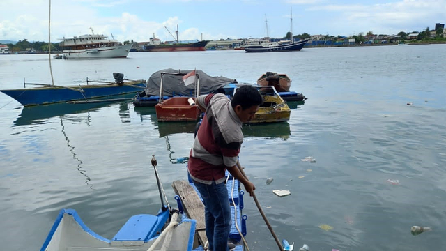 Aktivitas GAM saat membersihkan Teluk Lalong, Luwuk, Kabupaten Banggai, Sulteng, Senin (26/4). Gerakan bersihkan Teluk Lalong telah dilakukan dari tahun 2014 sampai saat ini. Foto: Alisan/Banggai