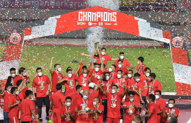 Pengurus Pusat The Jakmania, yang merupakan kelompok suporter Persija Jakarta menanggapi adanya kerumunan selepas tim kebanggaan mereka menjadi kampiun dalam final Piala Menpora 2021. Mereka menyampaikan permintaan maaf atas insiden tersebut.(foto:raiky/kemenpora.go.id)