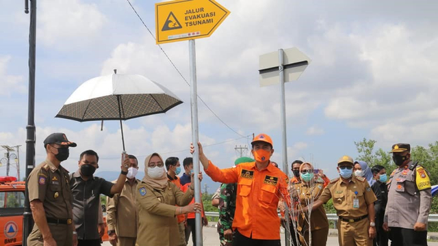 Pemasangan tanda jalur evakuasi tsunami oleh Wakil Gubernur Sulawesi Barat, Enny Anggraeni Anwar. Foto: Dok. Pemprov Sulbar