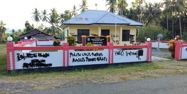 Tolak Pengaktifan Kepala Desa, Staf Palang Kantor Desa di Halmahera Selatan (196359)