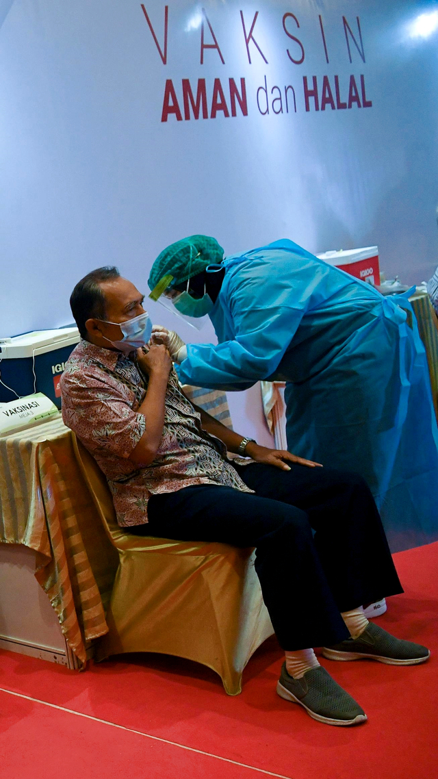 Petugas menyuntikkan vaksin kepada lansia saat berlangsung vaksinasi COVID-19 bagi pekerja Industri Keuangan Non Bank (IKNB) di Jakarta, Selasa (27/4). Foto: Sigid Kurniawan/ANTARA FOTO