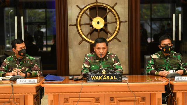 Wakil Kepala Staf Angkatan Laut (Wakasal) Laksamana Madya TNI Ahmadi Heri Purwono (tengah), Dansekoal Laksda Iwan Isnurwanto (kiri) memberikan keterangan pers di Mabesal Cilangkap, Jakarta Timur, Selasa (27/04). Foto: Dinas Penerangan Angkatan Laut