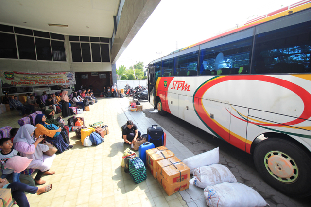 Ilustrasi. Calon penumpang NPM di Padang. Foto: prokabar