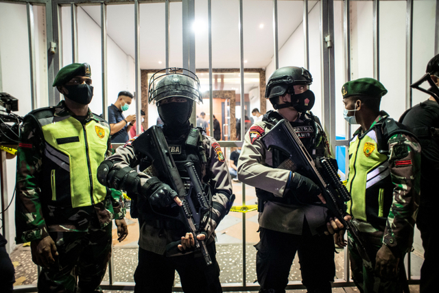 Personel kepolisian bersenjata dan prajurit TNI berjaga saat tim Densus 88 Antiteror melakukan penggeledahan di bekas markas Front Pembela Islam (FPI), Petamburan, Jakarta, Selasa (27/4).  Foto: Aprillio Akbar/ANTARA FOTO