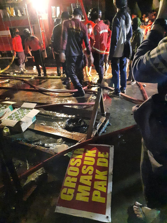 Kebakaran Pasar Inpres Sintang: 3 Jam Petugas Damkar Berjuang Padamkan Api (39724)