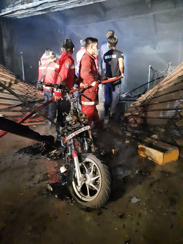 Kebakaran Pasar Inpres Sintang: 3 Jam Petugas Damkar Berjuang Padamkan Api (39725)