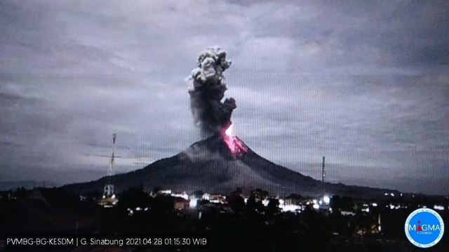 Gunung Sinabung saat erupsi Rabu (28/4/2021).
 Foto: Dok. MAGMA