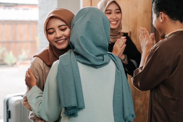 Ilustrasi mengucapkan Taqaballahu minna wa minkum saat Idul Fitri. Foto: iStock