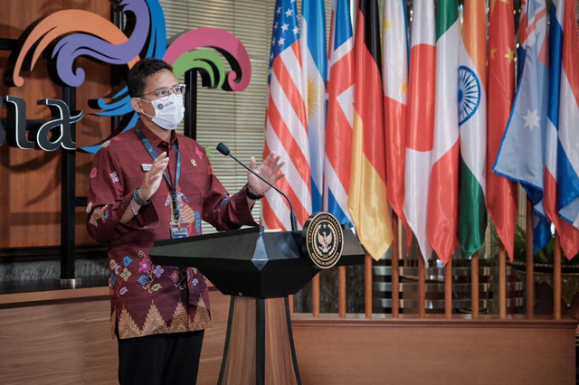 Menparekraf Sandiaga Uno memberikan keterangan resmi saat Weekly Press Briefing, di Gedung Sapta Pesona, Jakarta, Selasa (27/4). Foto: Dok. Kemenparekraf