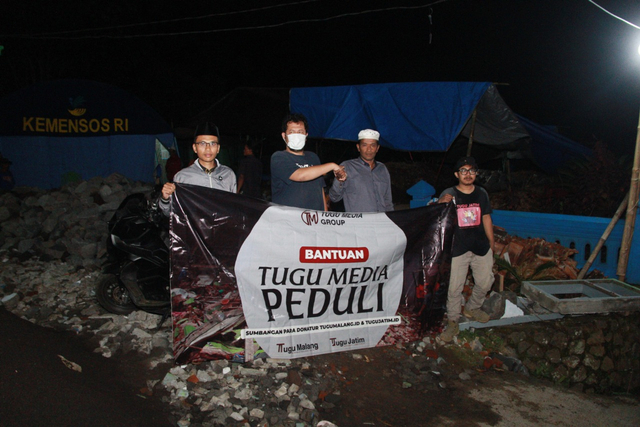 CEO Tugu Media Group, Irham Thoriq menyerahkan bantuan kepada panitia Masjid Raudlatul Muttaqin yang berada di Desa Tamanasri, Kecamatan Ampelgading, Kabupaten Malang. (Foto: Rubianto)
