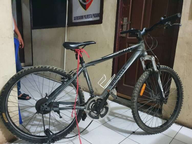 Sepeda yang dicuri merk Wimcycle disita Tim Klewang Polresta Padang. Foto: dok Polresta Padang