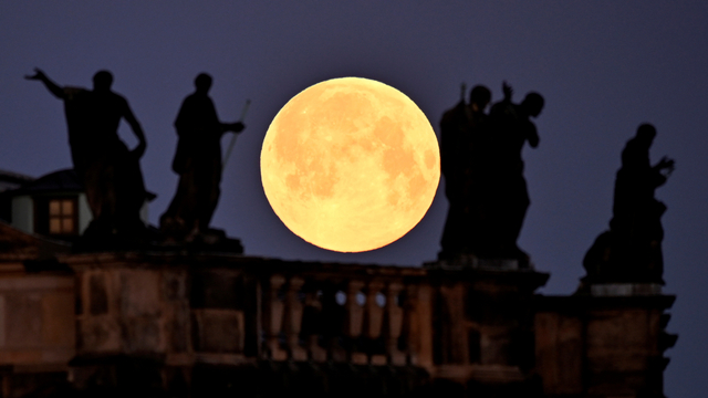 Foto: Potret Supermoon Pink dari Berbagai Negara (53961)