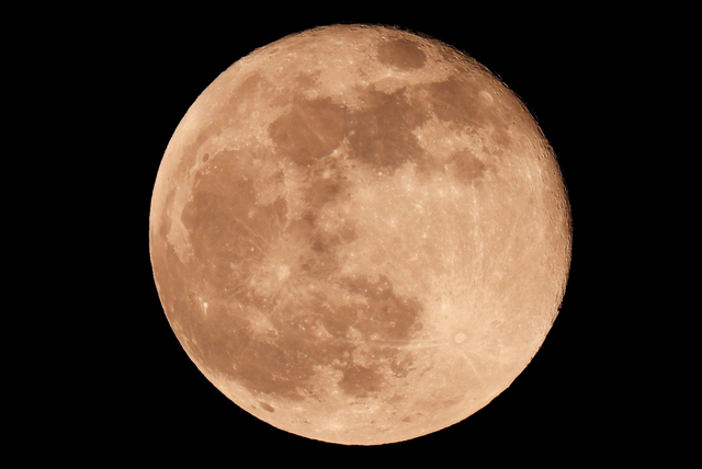 Bulan purnama, yang dikenal sebagai "Super Pink Moon", terbit di Ronda, Spanyol selatan, Selasa (27/4). Foto: Jon Nazca/REUTERS