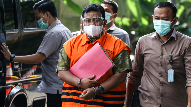 Wali Kota Tanjung Balai nonaktif M Syahrial bersiap menjalani pemeriksaan perdana di Gedung KPK, Jakarta, Senin (26/4/2021). Foto: Rivan Awal Lingga/ANTARA FOTO