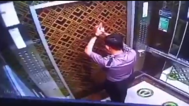 Satpam Tiru Gerakan Segel Tangan Naruto Tak Sadar Terekam Cctv Kumparan Com
