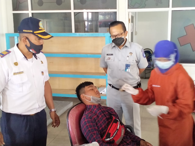 Pelaksanaan rapid test antigen di Terminal Harjamukti, Kota Cirebon. (Ciremaitoday)