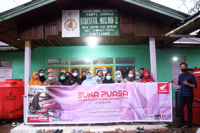 Astra Motor Kalbar bersama Hijabers Community Chapter Pontianak bukber bersama Ponpes Hidayatul Muslimin. Foto: Dok. Astra Motor Kalbar