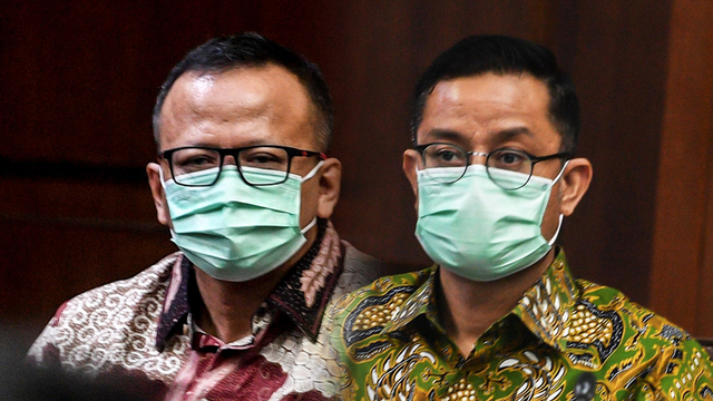 Terdakwa korupsi bansos se-Jabodetabek tahun 2020 Juliari Batubara dan Terdakwa kasus suap izin ekspor benih lobster tahun 2020 Edhy Prabowo (kiri). Foto: Muhammad Adimaja/ANTARA FOTO