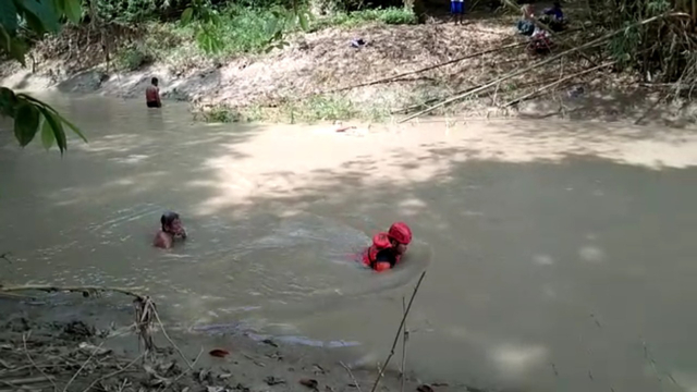 Relawan tengah mencari korban tenggelam di Sungai Cacaban, Desa Tanjungharja, Kecamatan Kramat, Kabupaten Tegal, Rabu (28/4/2021) (Foto dok BPBD Kab Tegal)