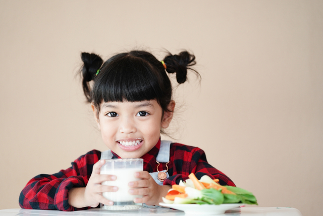 Walaupun ikut berpuasa, asupan vitamin anak tetap harus diperhatikan. Foto: Shutterstock.